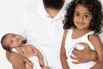 Glücklicher Vater mit Kinder auf dem Arm